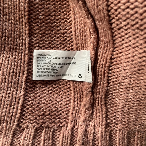 Winter essential: cozy muted pink sweater - Picture 7 of 9